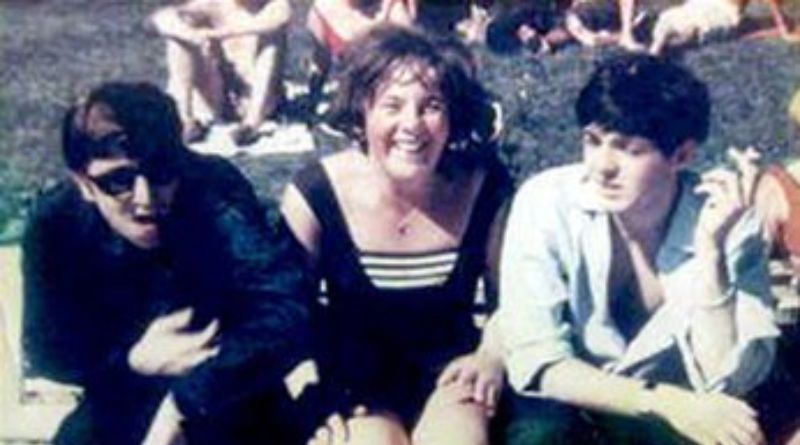 Verão de 63: o dia em que fãs registraram os Beatles à beira da piscina e andando de kart.