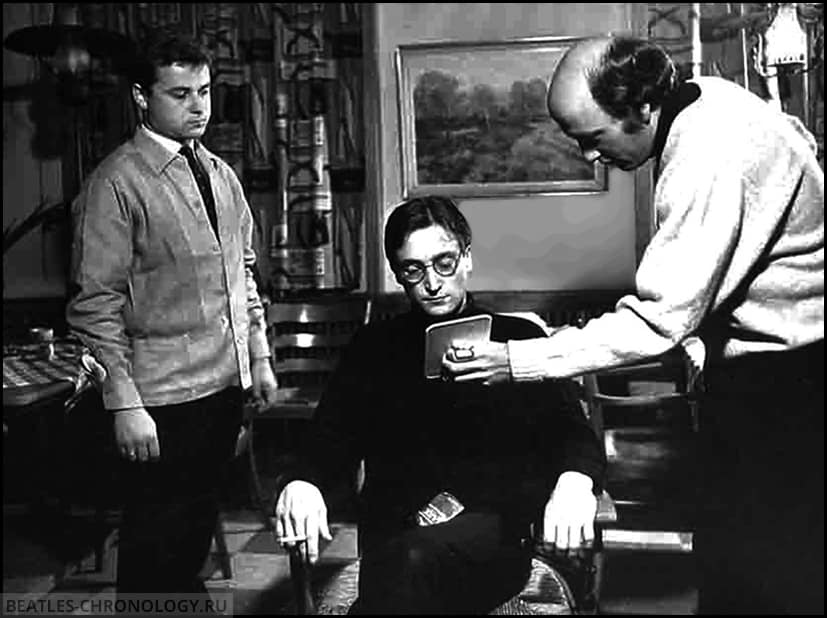 1966: John Lennon adota os óculos Redondo e corta o cabelo para atuar em um filme.