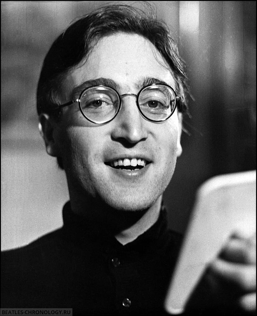 1966: John Lennon adota os óculos Redondo e corta o cabelo para atuar em um filme.