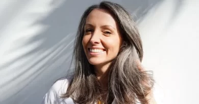 Jornalista de Florianópolis lança livro sobre cabelos brancos, padrões de beleza, autoestima e medo de envelhecer em mulheres