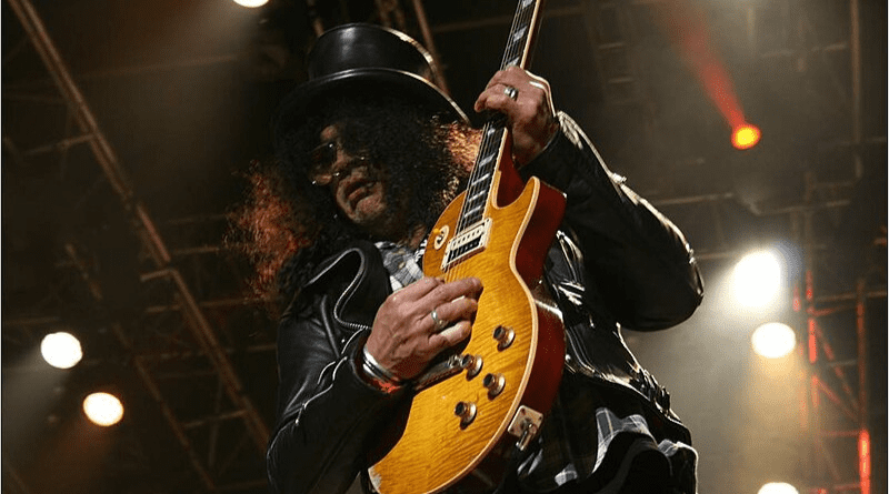 Slash: o dia que o guitarrista foi multado por fumar em Wales