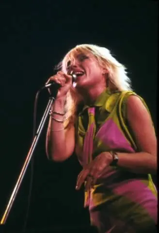 Debbie Harry, vocalista da Blondie completa 79 anos. 